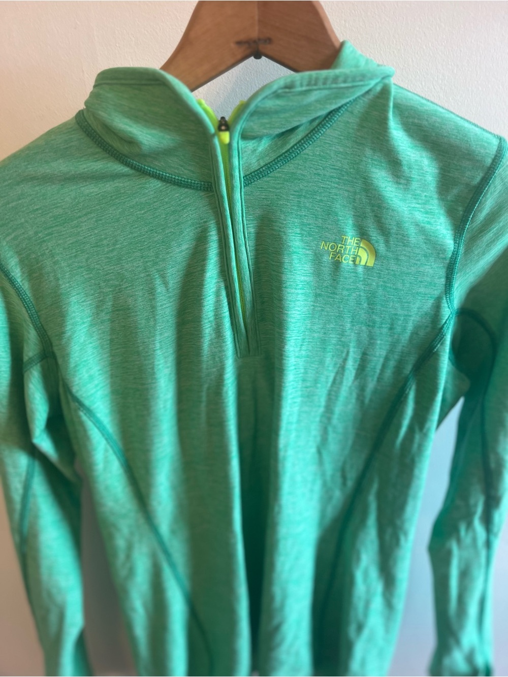 The North Face women’s 2 piece - 1/4 zip and capris leggings size M